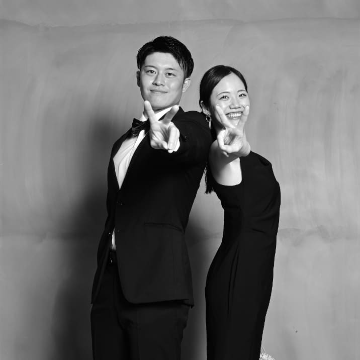 背中合わせポーズ