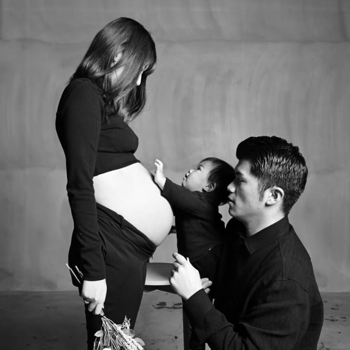 お腹にタッチポーズ