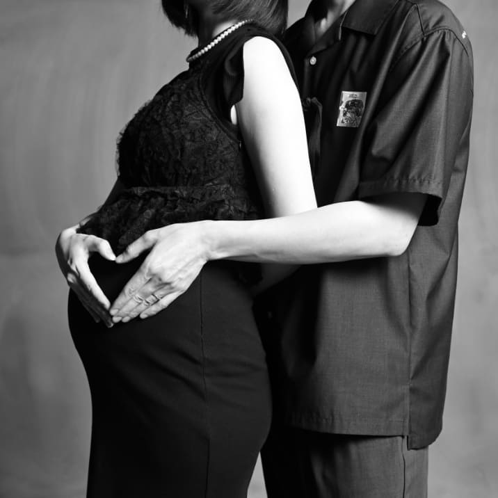 お腹前ハートポーズ