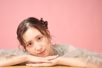 撮影を支えるプロの手。熊本で頼れるヘアメイクサービス｜C STUDIO ヘアメイク