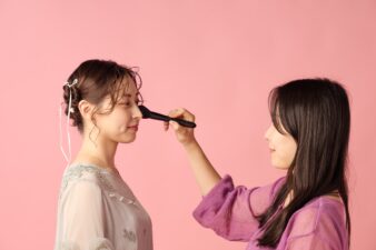 熊本の撮影現場で活躍するヘアメイクアップアーティスト｜C STUDIO Yoshimi Yamamoto