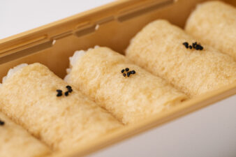 【撮影実績】峰寿司『難関突破いなり』をC STUDIOで商品＆イメージ撮影｜稲荷神社の世界観をしば犬と表現