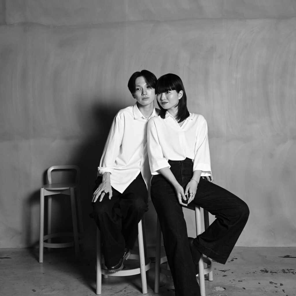 椅子に座ったカップルフォト