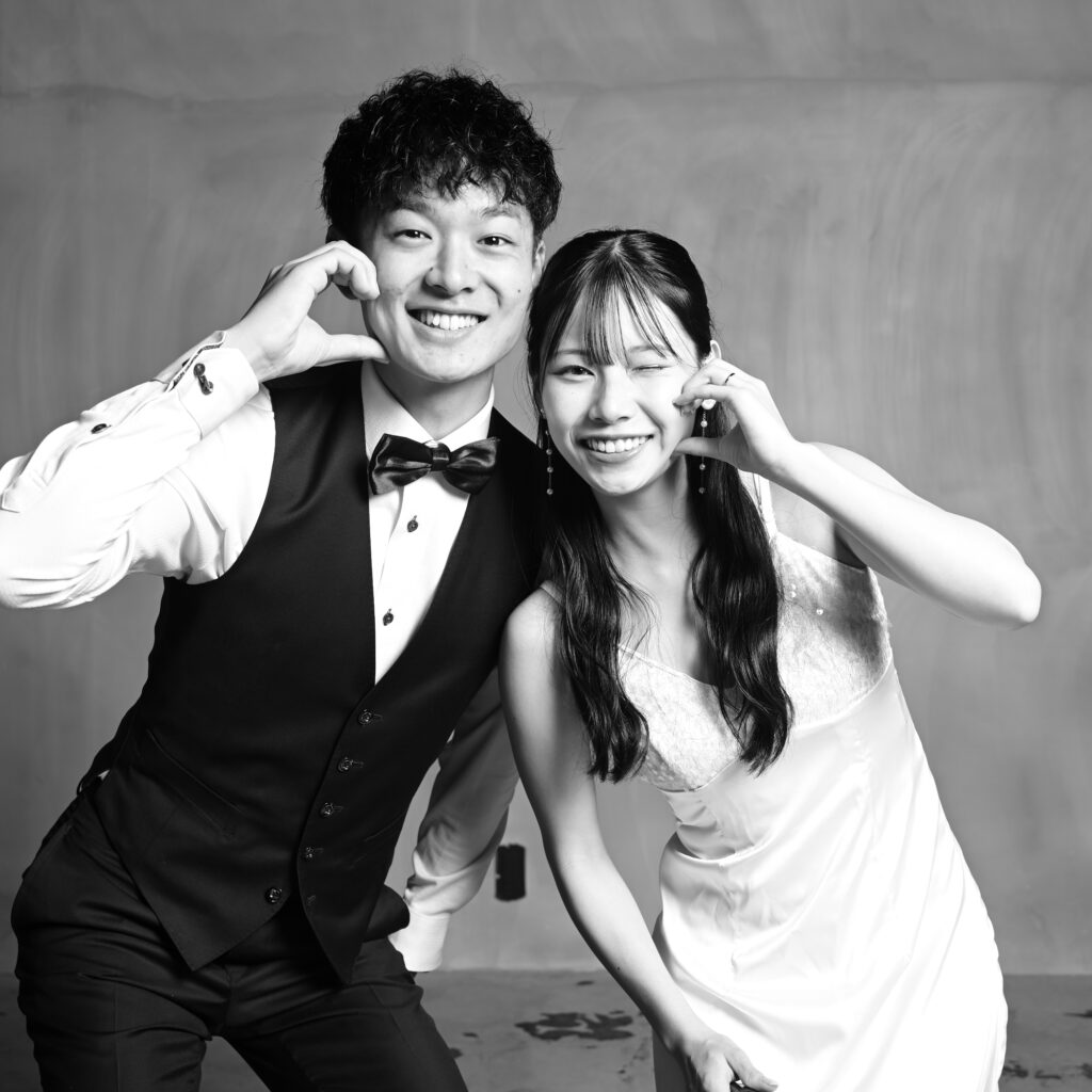 ハートポーズのカップルフォト