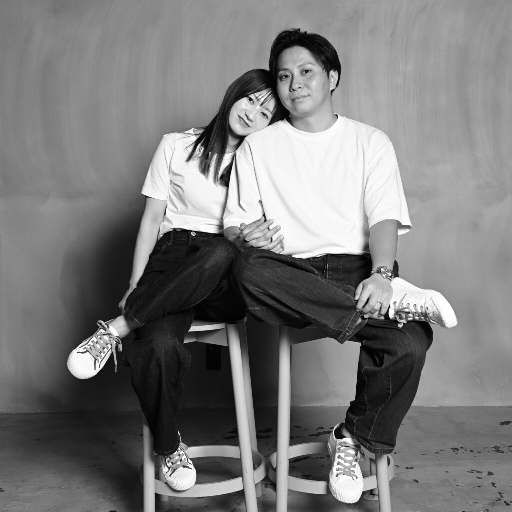 椅子に座ったカップルフォト