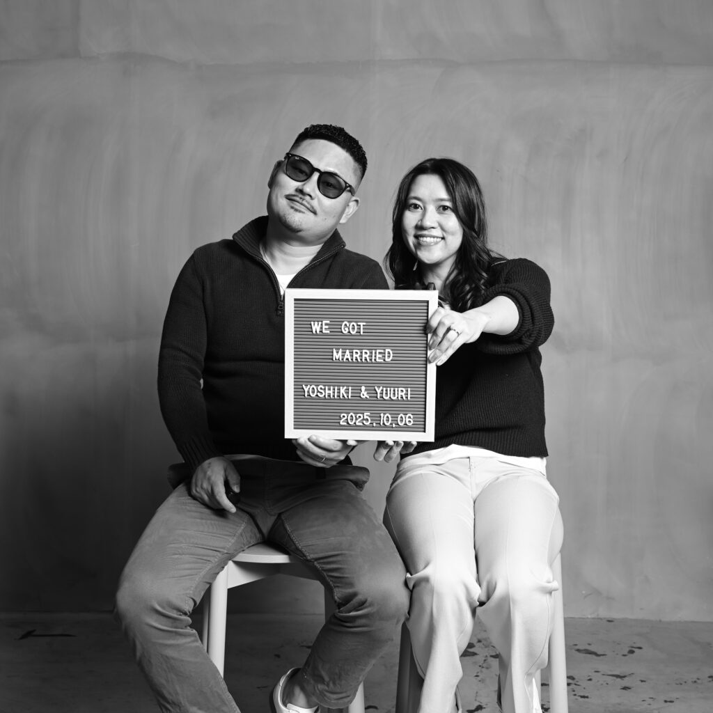 手作りボードを持ったカップルフォト