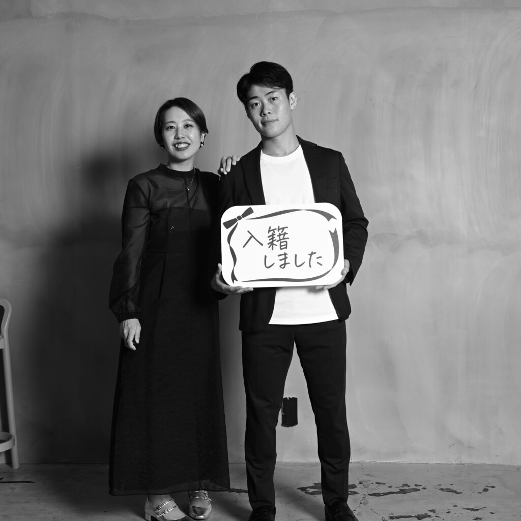 フォトプロップスを持ったカップルフォト