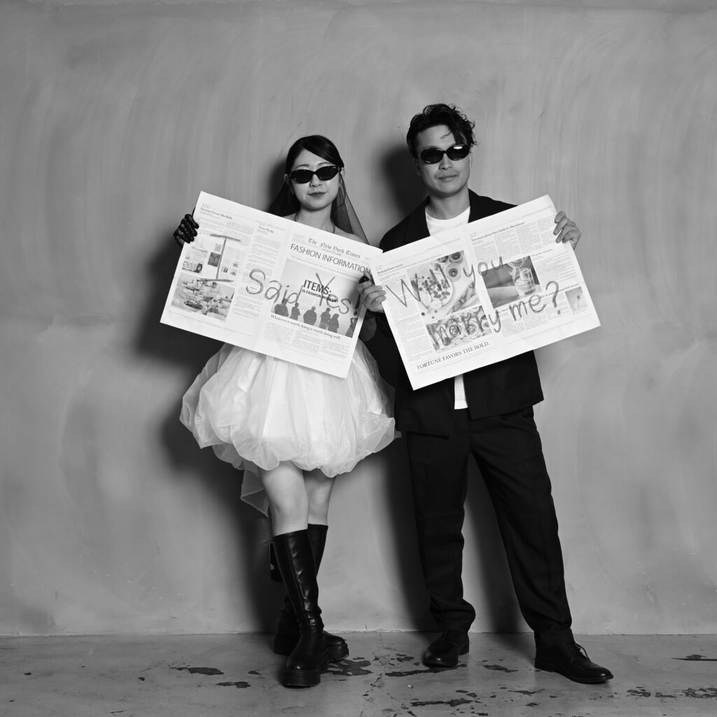 英字新聞を持ったカップルフォト