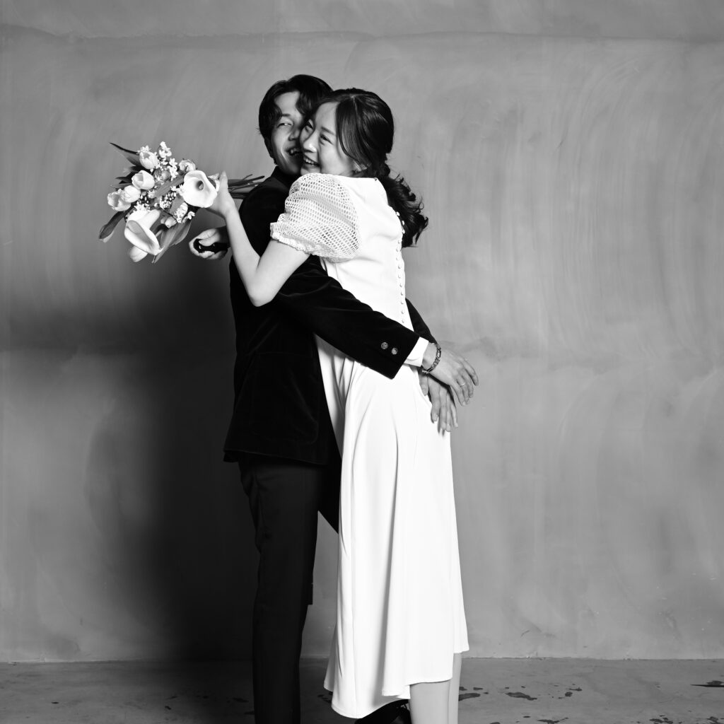 ハグをしたカップルフォト