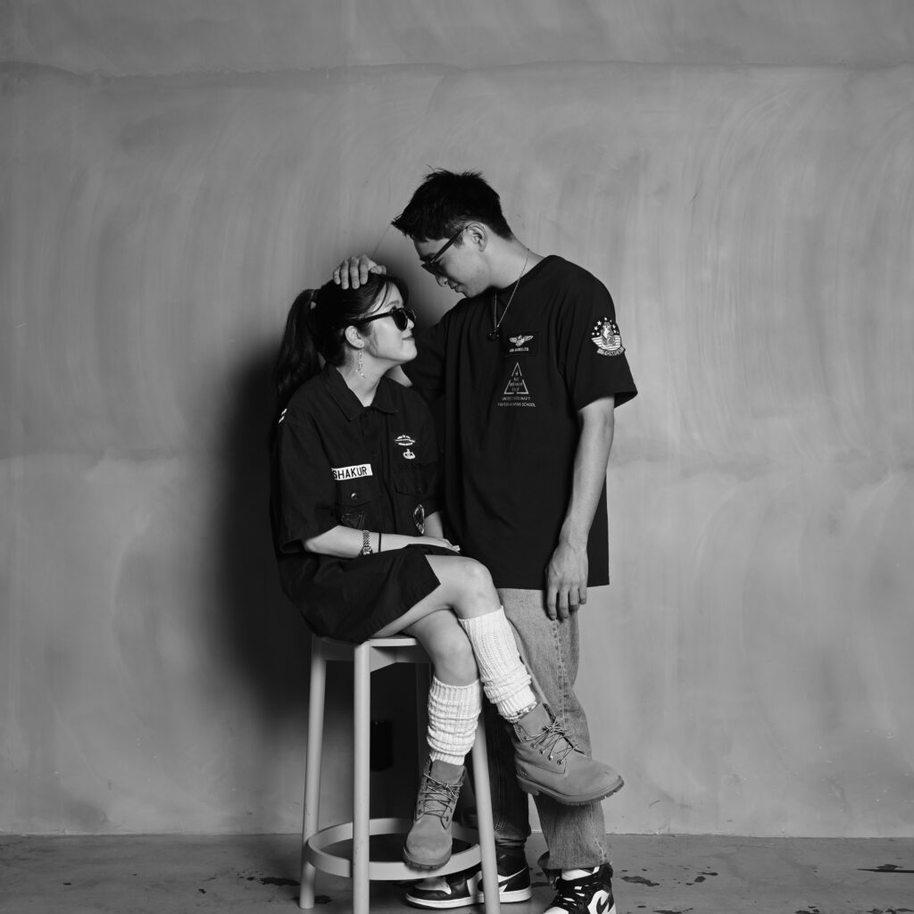 椅子に座ったカップルフォト