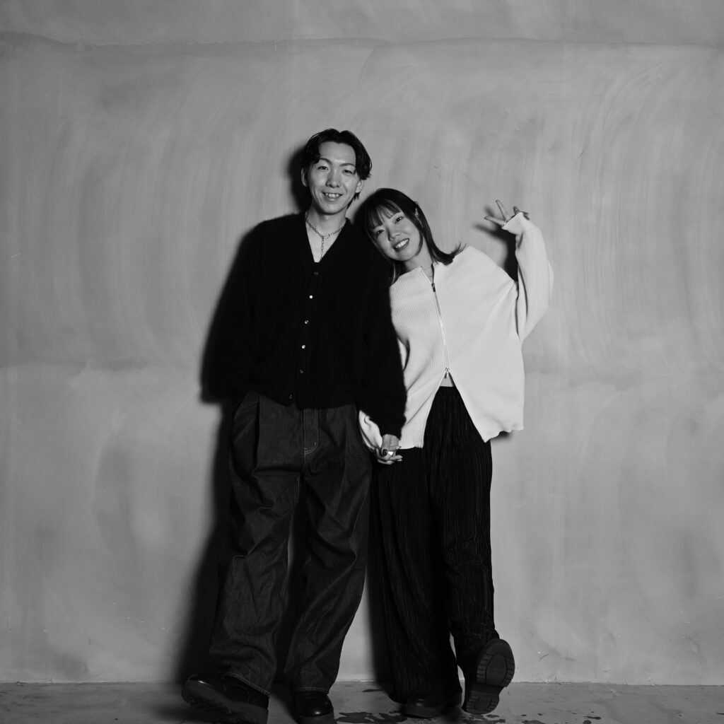 手をつないだカップルフォト