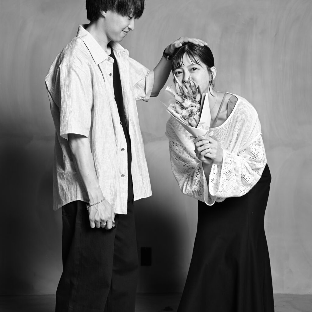 頭ポンポンしたカップルフォト