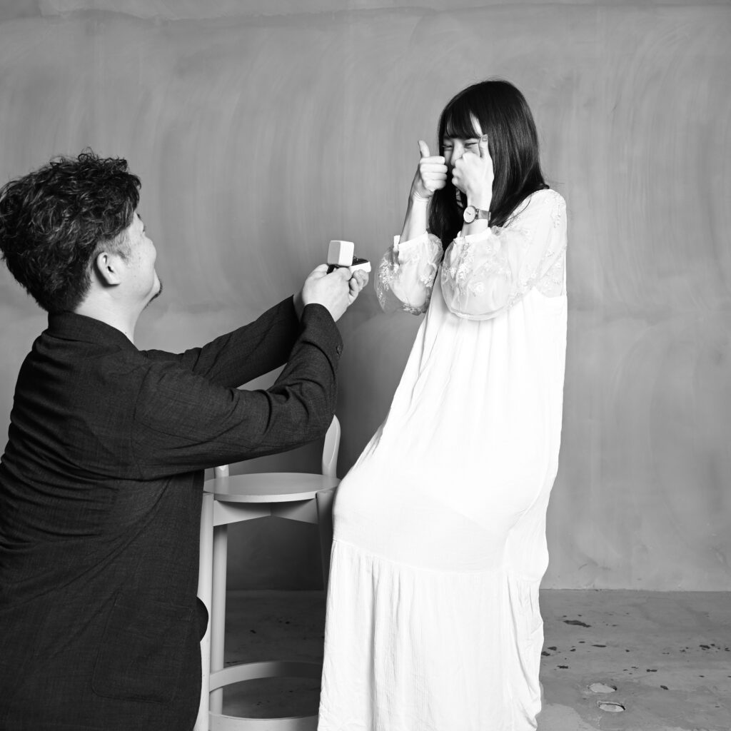 指輪ケースを使ったカップルフォト