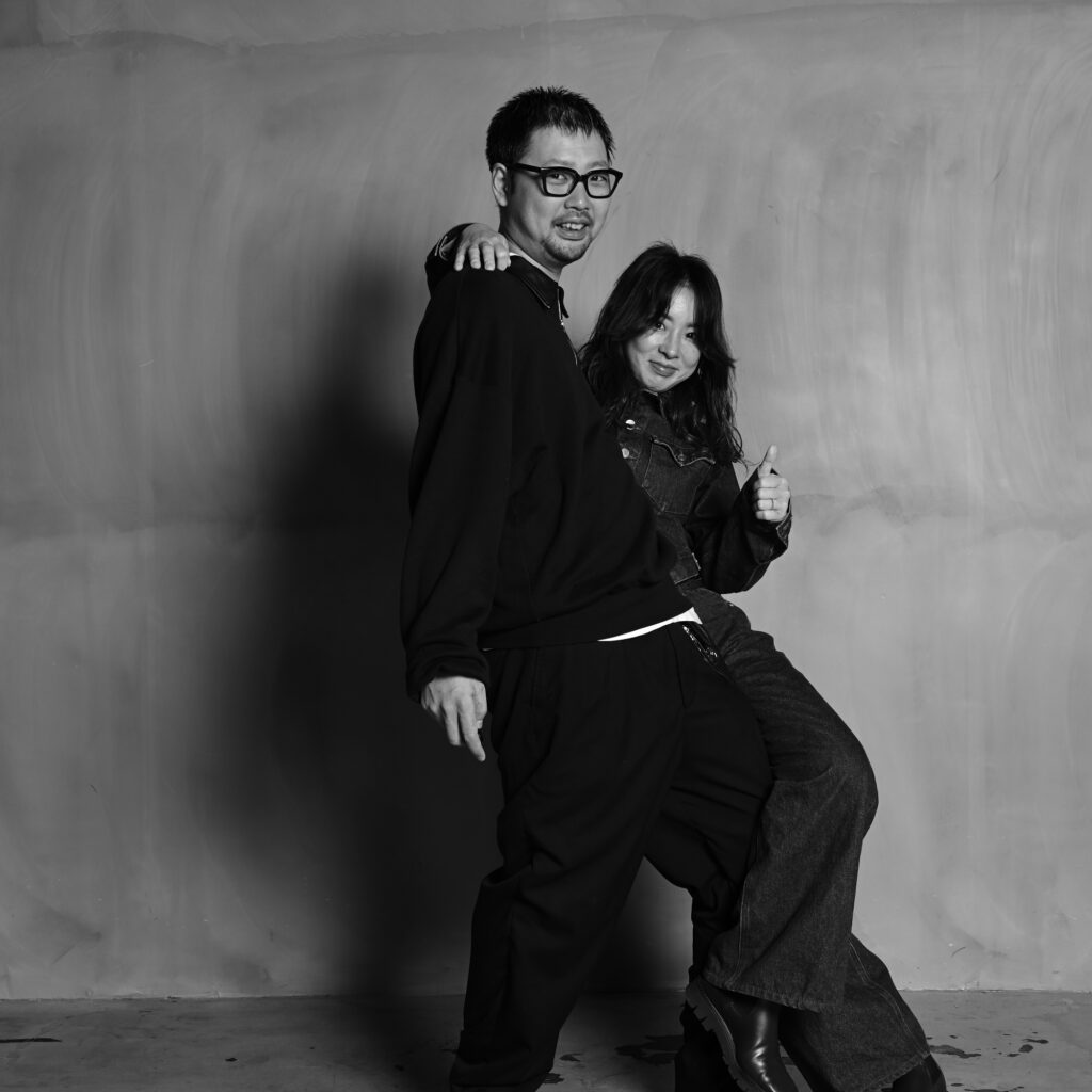 肩を組んだカップルフォト