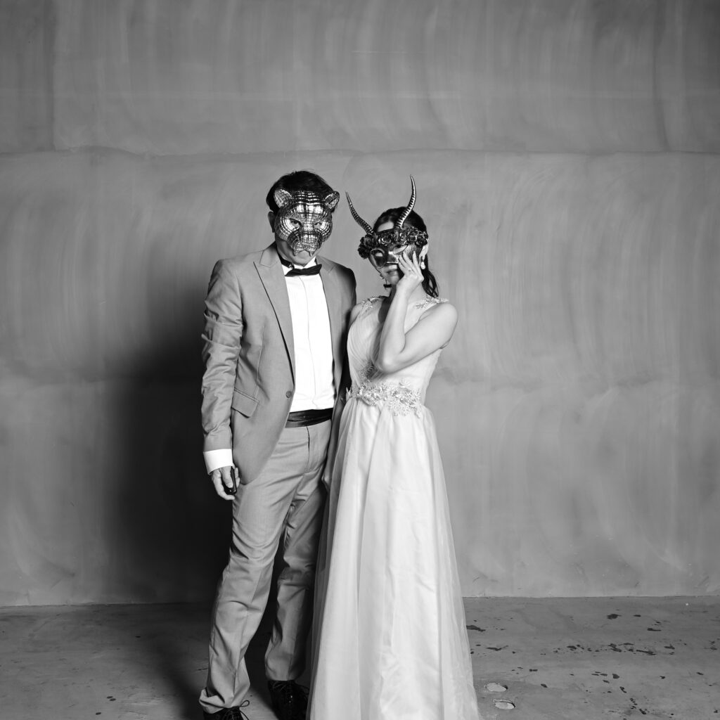 仮面を使ったカップルフォト