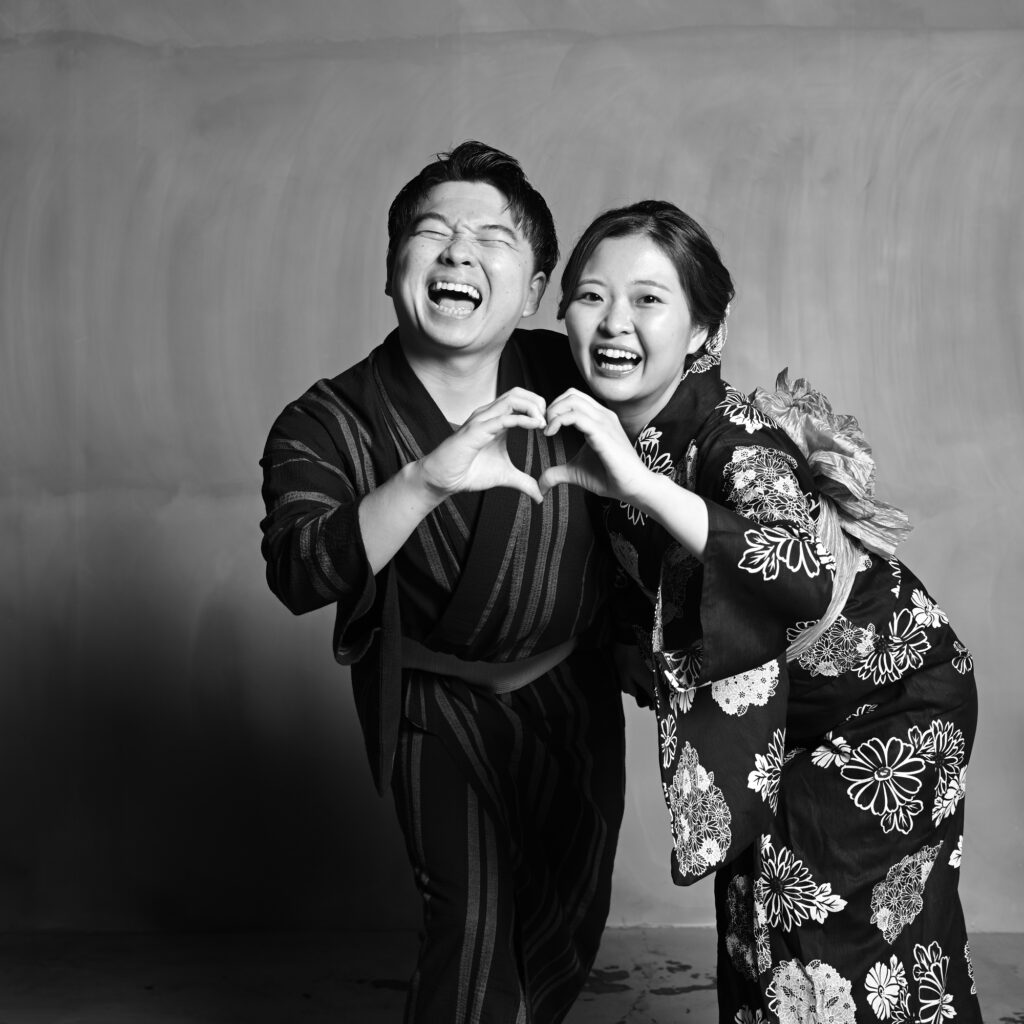 ハートポーズのカップルフォト