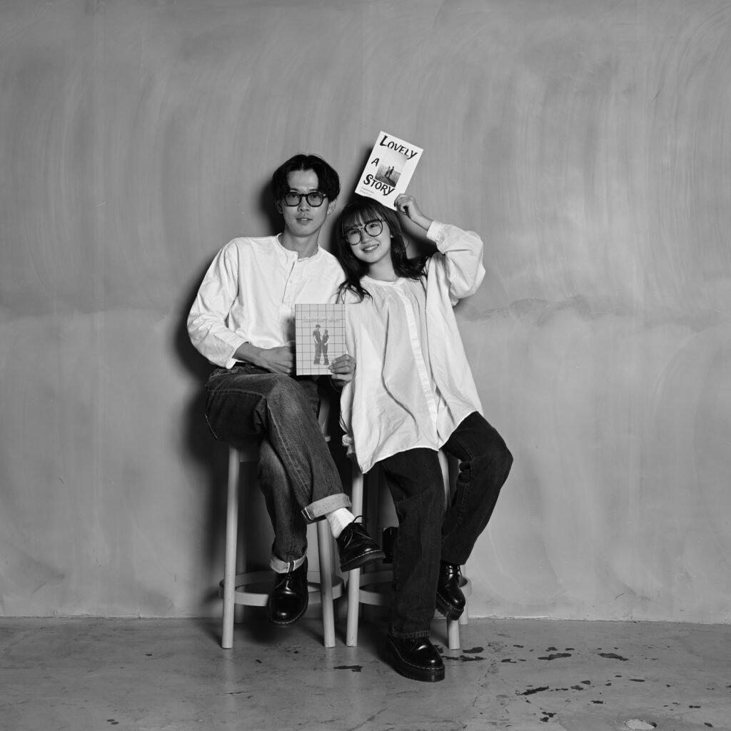 手作りブックを持ったカップルフォト