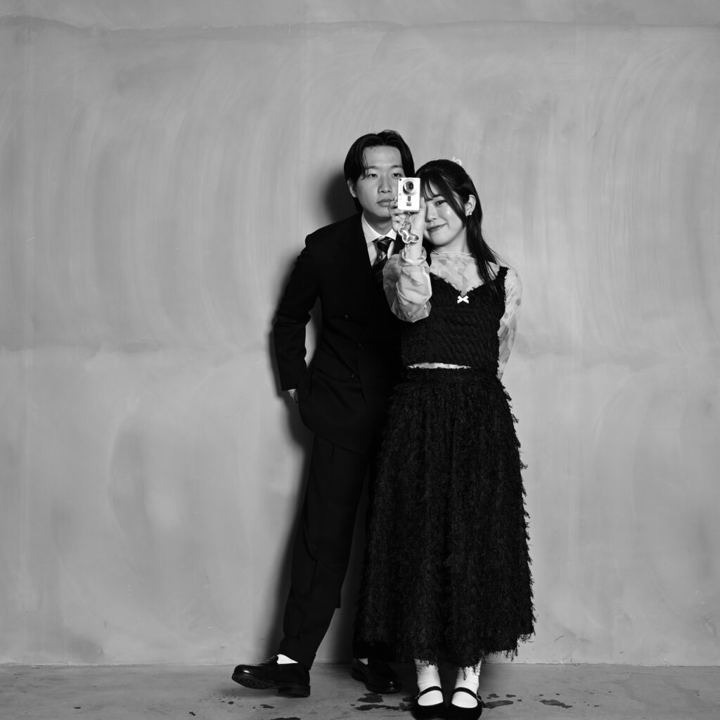 カメラを持ったカップルフォト