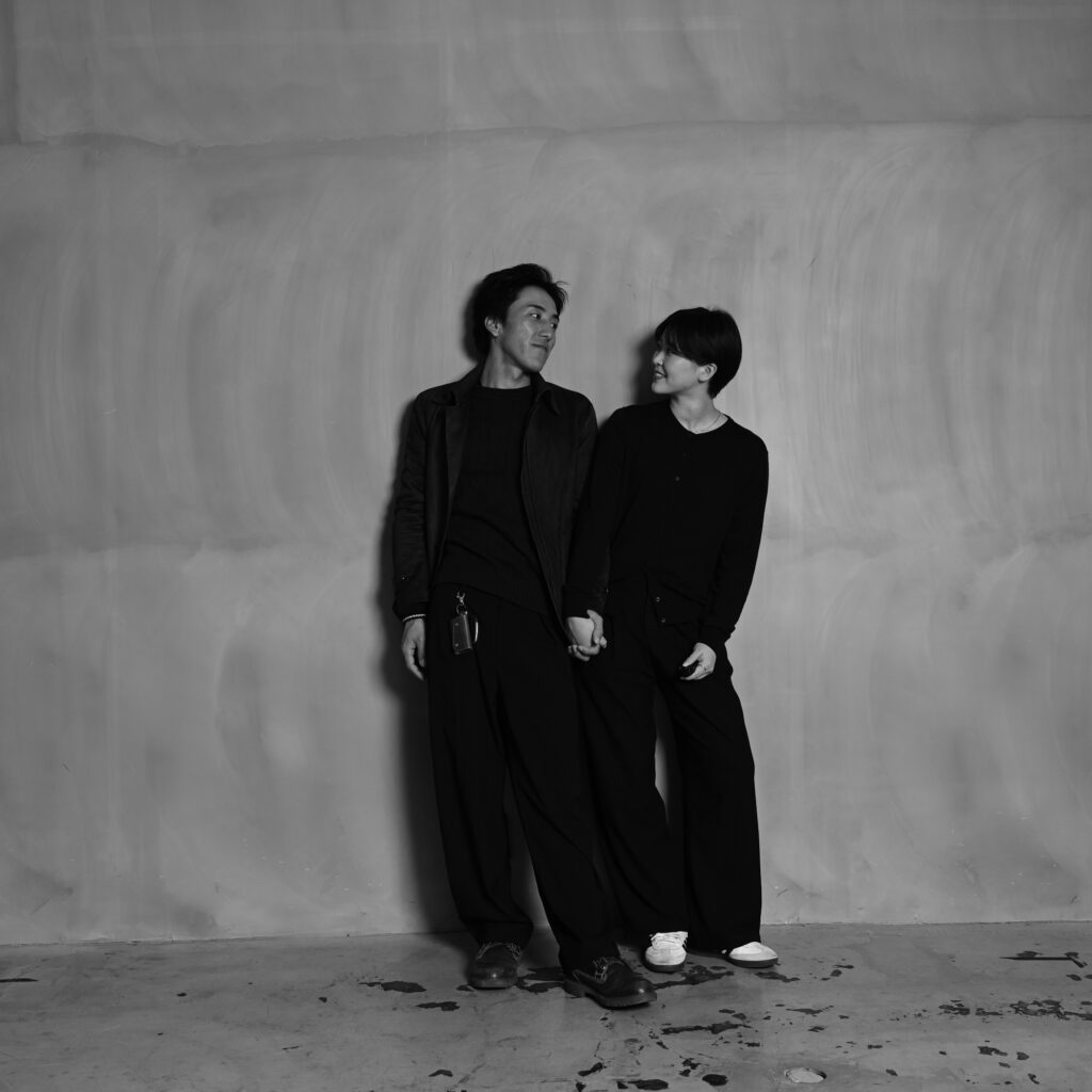 手をつないだカップルフォト