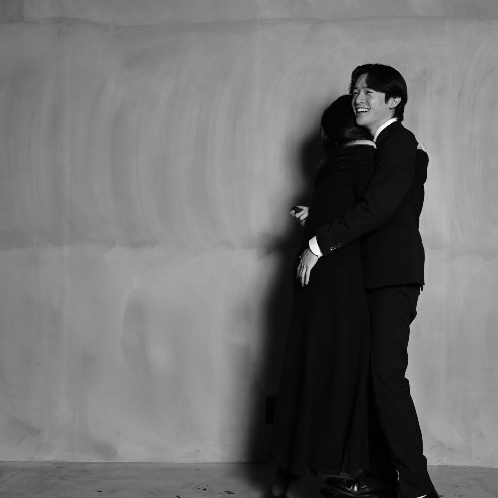 ハグをしたカップルフォト