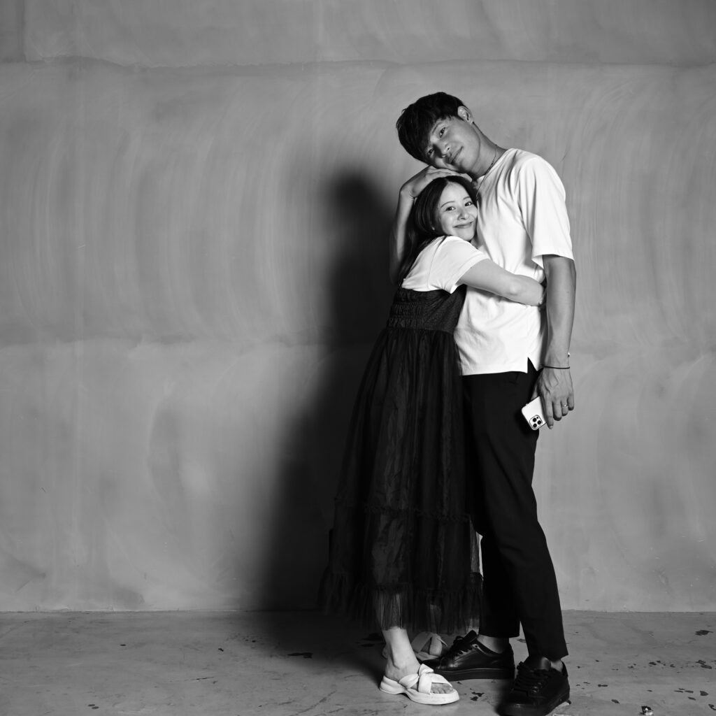 ハグをしたカップルフォト