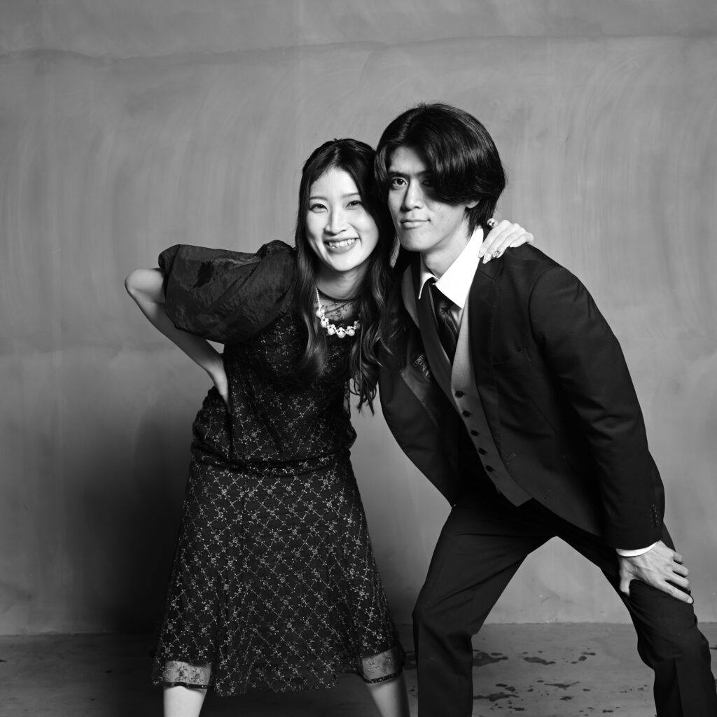 肩を組んだカップルフォト