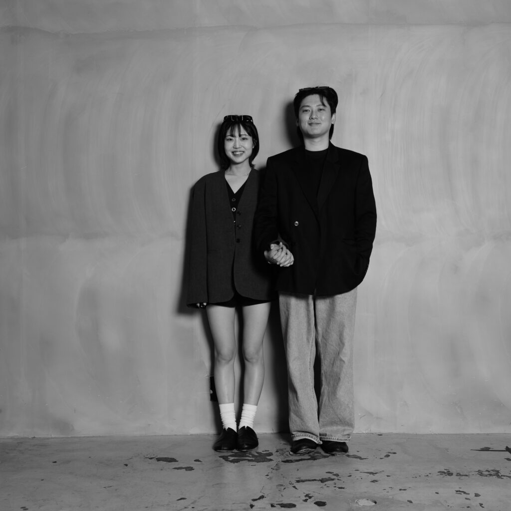 手をつないだカップルフォト