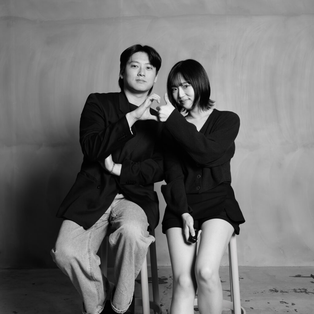 ハートポーズのカップルフォト