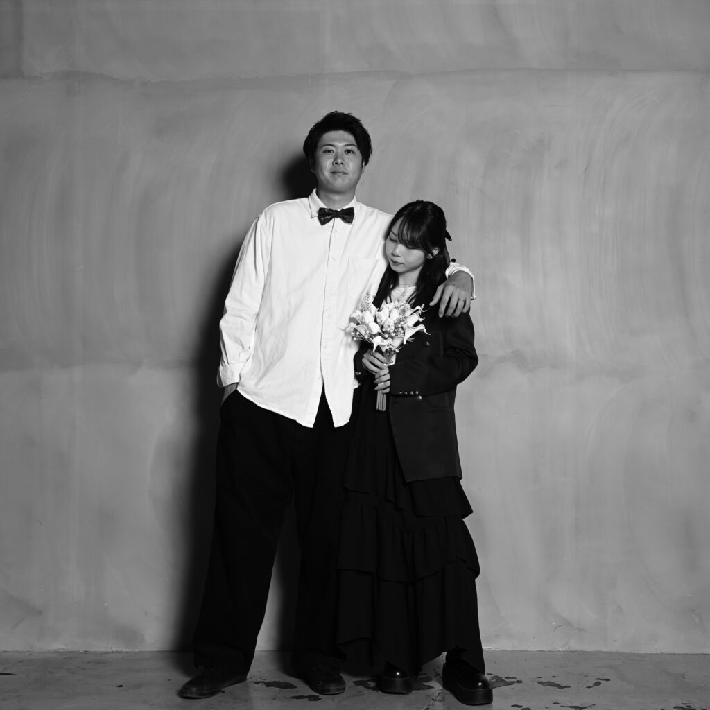 肩を組んだカップルフォト