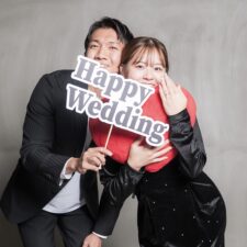 【完全保存版】カップルフォト・ウェディングフォトにおすすめの撮影グッズ15選｜セルフ写真館でも使える！