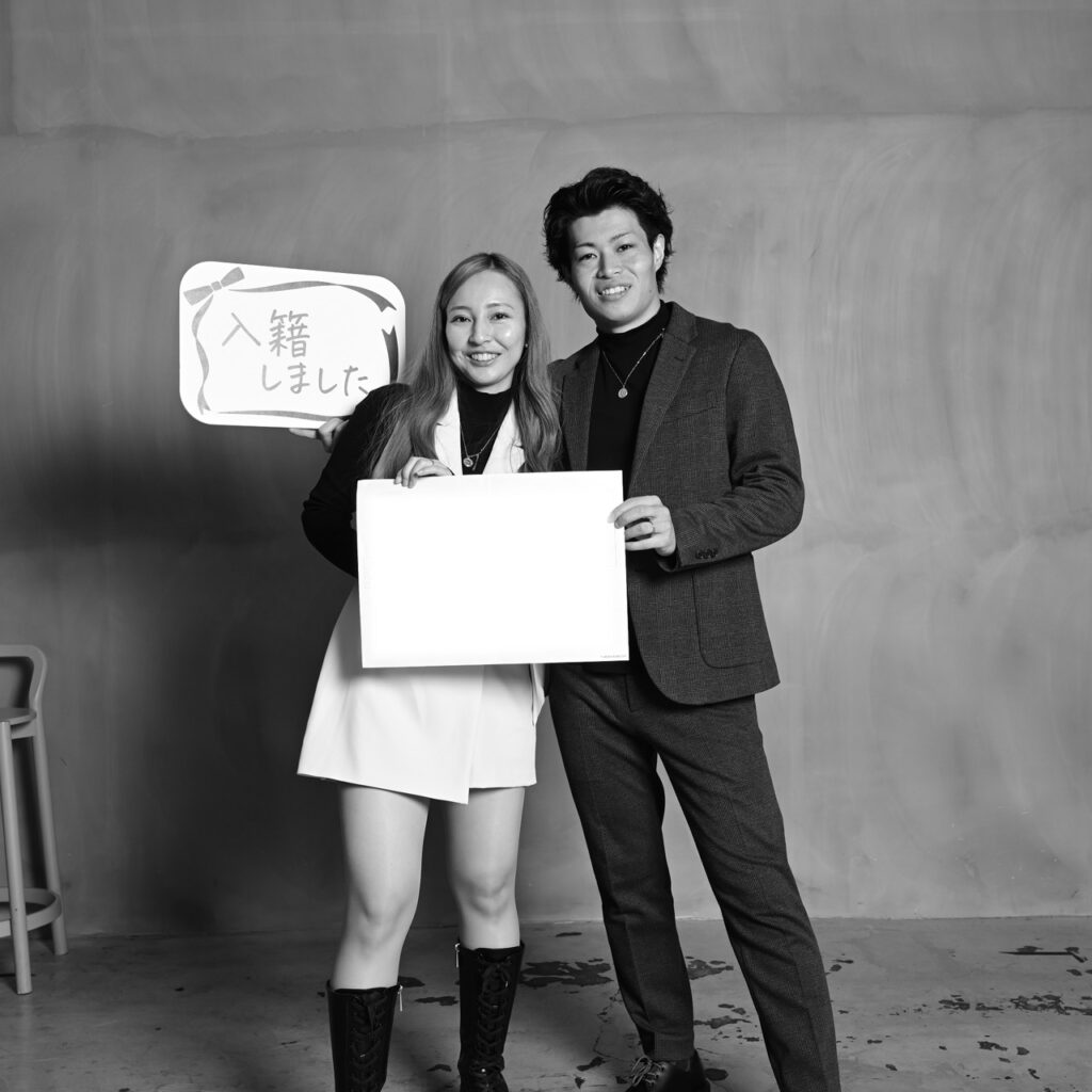 婚姻届を持ったカップルフォト