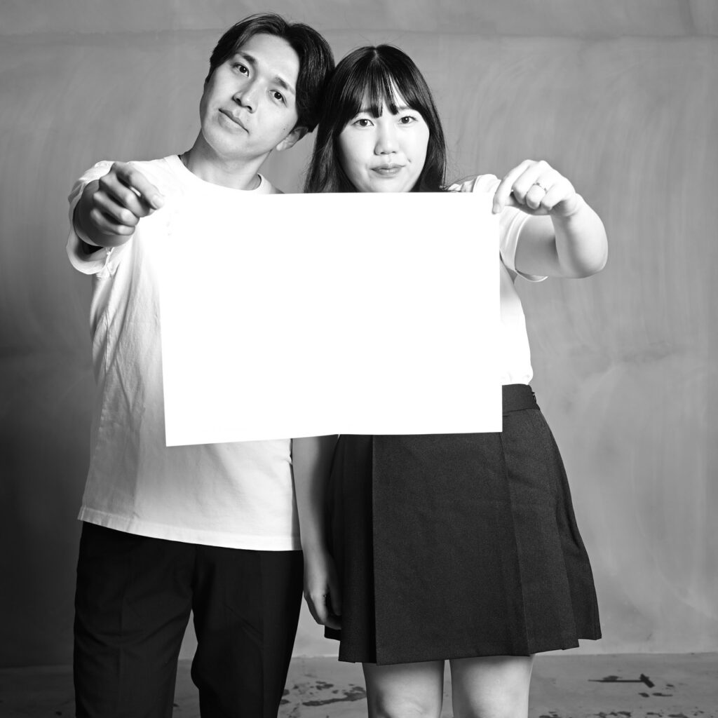 婚姻届を持ったカップルフォト