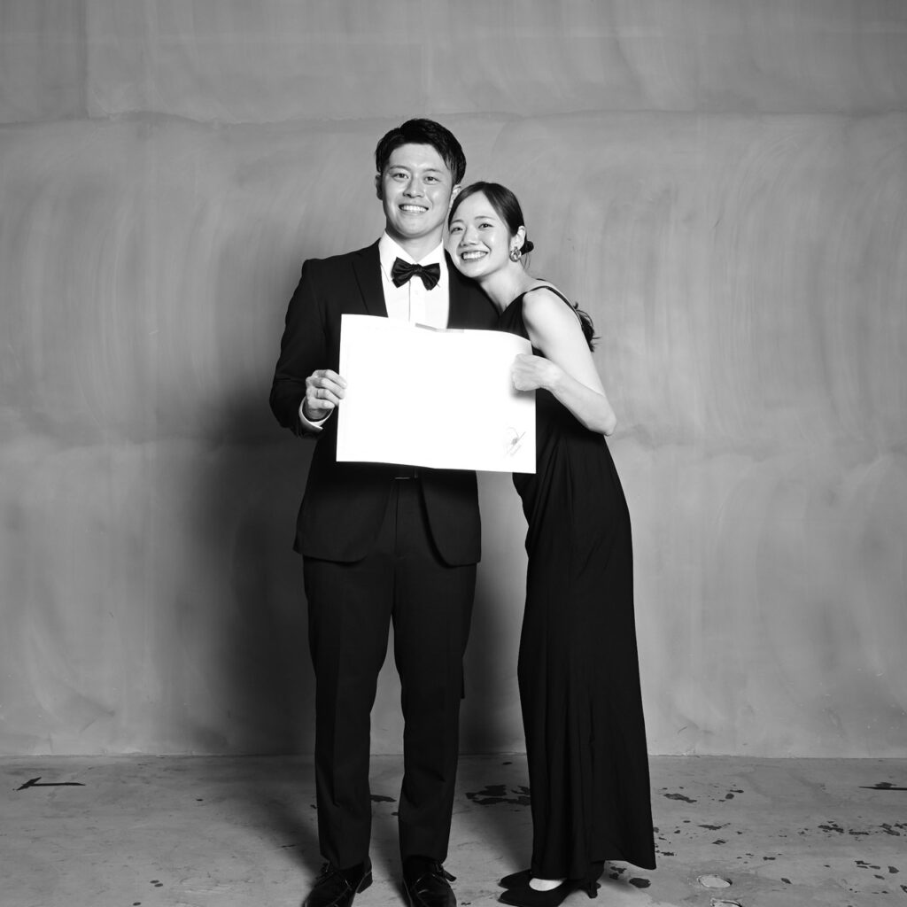 婚姻届を持ったカップルフォト