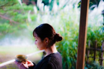 カフェで「何もしていない時間」が、いちばん写りやすい理由