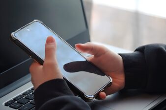 写真データの整理方法がわからない人へ｜スマホ写真をすっきり管理するコツ